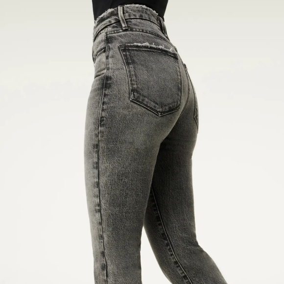 Good American Good Classic Low Fray Hem Jeans - Picture 2 of 8